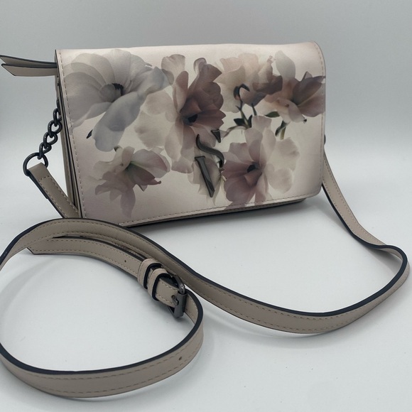 Simply Vera By Vera Wang Handbags - Simply Vera Wang Floral Pattern Handbag EUC